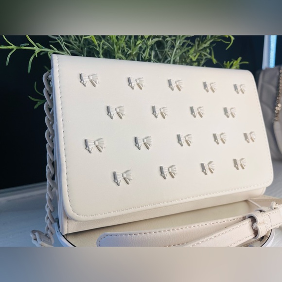 Betsey Johnson Cream Bow Studded Crossbody Bag Gold Chain NWT - Picture 2 of 6